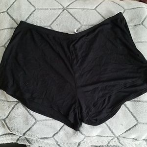 skin Drea Shorty in Black